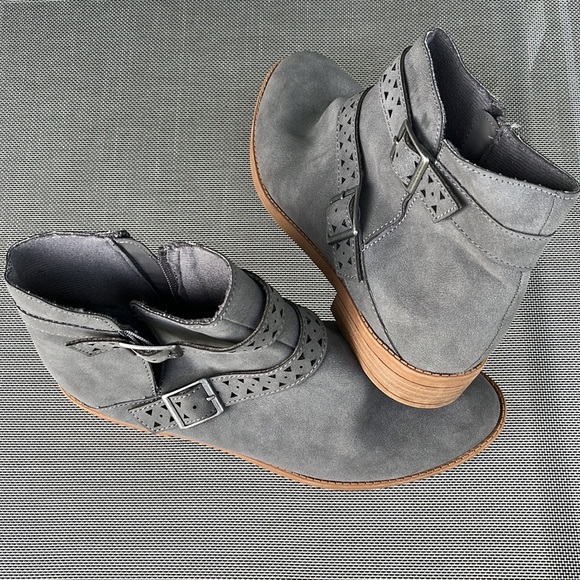 American Eagle Ankle Boots Womens 91/2 Gray Faux Suede Buckles Side Zip Strappy - Picture 2 of 11
